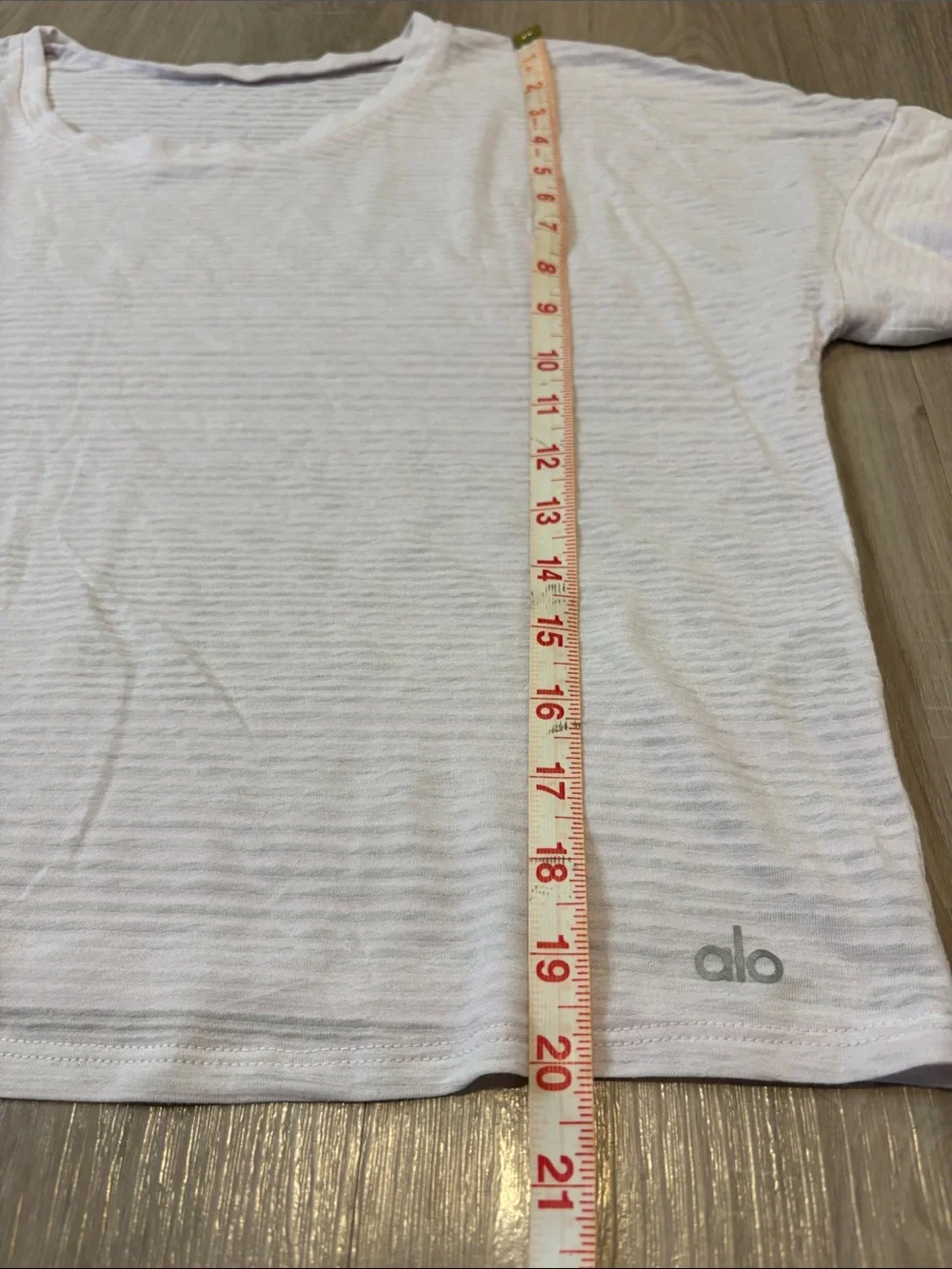 Alo Yoga In The City Short Sleeve Cropped Tee